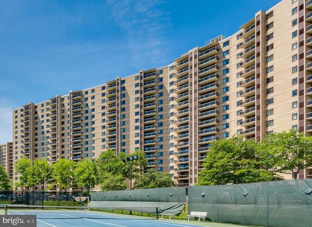 307 Yoakum Parkway #426, Alexandria, VA 22304 1 VAAX2014058